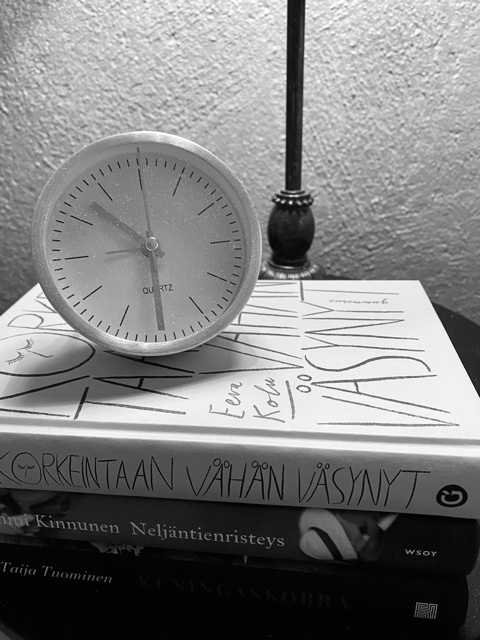 Kirjapino yöpöydällä