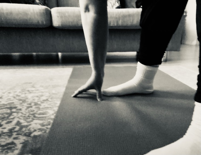 Sormenpäät lattiassa