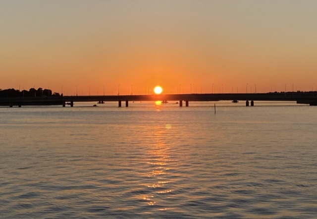 Auringonlasku Lauttasaaren sillan taa