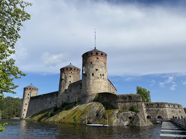 Olavinlinna vastarannalla