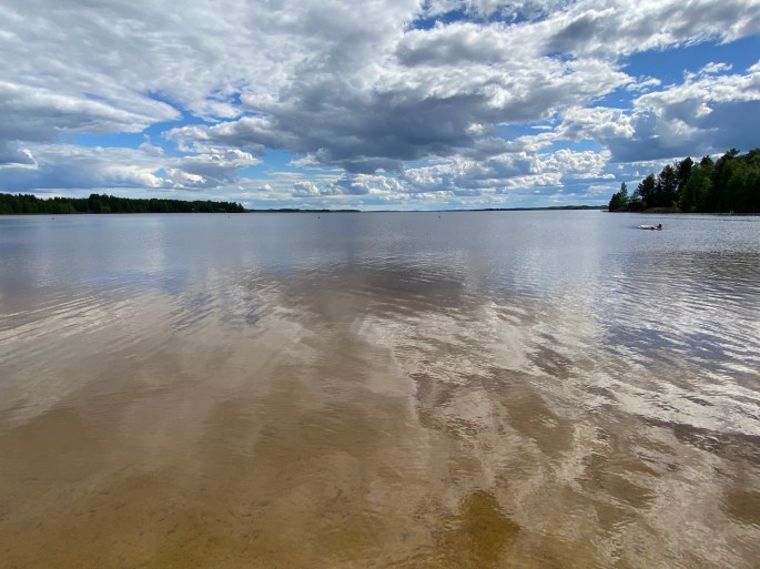 Pilvien heijastukset vedessä